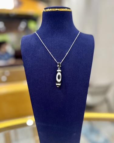 Đá Dzi & Trang Sức Hiện Đại: Khi Vẻ Đẹp Truyền Thống Hòa Quyện Cùng Nét Phong Cách Tinh Tế
